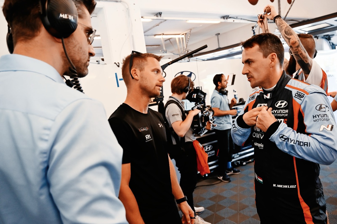 Matics Zsolt Michelisz Norbert mellett a versenyboxban